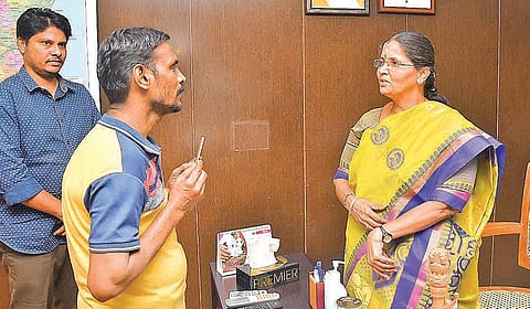 பெரம்பலூர் | ஆட்சியர் உத்தரவால் இதய நோயாளிக்கு ஒரு மணிநேரத்தில் ரேஷன் கார்டு வழங்கல்