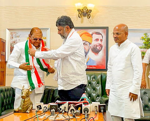 கர்நாடக பாஜக முன்னாள் எம்எல்சி பாபுராவ் சிஞ்சன்சூர் காங்கிரஸில் இணைந்தார்