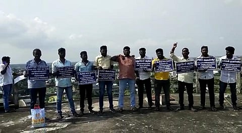 புதுச்சேரி: பொதுப்பணித் துறையில் மீண்டும் பணி கோரி தண்ணீர் டேங்க் மீது பெட்ரோல் கேனுடன் போராட்டம்