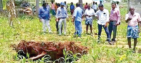 ஆலங்காயம் அடுத்த கூவல்குட்டை பகுதியில் நிலம் உள் வாங்கிய இடத்தில் நேற்று ஆய்வு நடத்திய புவியியல் துறை வல்லுநர்கள்.