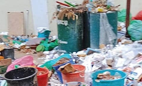 உடுமலை அரசு மருத்துவமனை வளாகத்தில் தேங்கிய குப்பை: சுகாதாரக் கேடு ஏற்படுவதாக மக்கள் புகார்