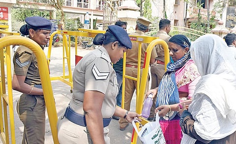 கோவை நீதிமன்ற வளாக பிரதான நுழைவுவாயிலில் பொதுமக்களின் உடமைகளை நேற்று சோதனை செய்து அனுமதித்த போலீஸார். படம்: ஜெ.மனோகரன்