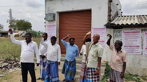 டாஸ்மாக் கடை முன்பு ஆர்ப்பாட்டத்தில் ஈடுபட்டுள்ள மது வாடிக்கையாளர்கள்