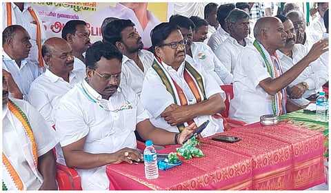 தமிழ்நாடு காங்கிரஸ் கமிட்டி தலைவர் கே.எஸ்.அழகிரி தலைமையில் கடலூரில் நடந்த சத்யாகிரக அறப்போராட்டம்