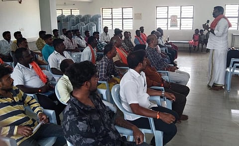 திருவண்ணாமலையில் நடைபெற்ற இந்து முன்னணியின் மாவட்ட செயற்குழுக் கூட்டத்தில் சிறப்புரையாற்றிய கோட்டத் தலைவர் கோ.மகேஷ்.