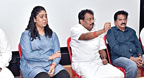 சென்னை ஆழ்வார்பேட்டையில் உள்ள மக்கள் நீதி மய்யம் தலைமை யகத்தில் கட்சியின் பொதுச்செயலாளர் ஆ.அருணாச்சலம் தலைமையில் நாடாளுமன்ற தேர்தல் தொடர்பாக 16 மாவட்டச் செயலாளர்களுடன் நேற்று ஆலோசனை நடத்தப்பட்டது. உடன் கட்சியின் துணைத் தலைவர் ஆர்.தங்கவேலு, மாநிலச் செயலாளர் சிவ.இளங்கோ உள்ளிட்டோர்.