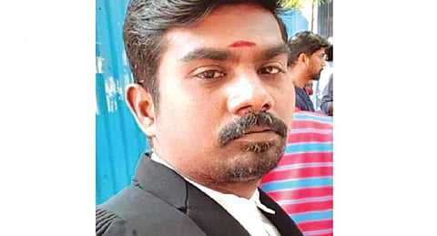 பெருங்குடியில் வழக்கறிஞர் கொலை: நண்பர்கள், உறவினர்கள் முற்றுகை போராட்டம்