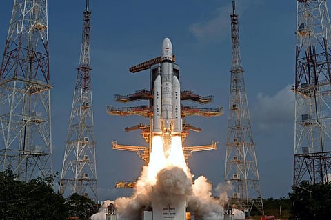 ஸ்ரீஹரிகோட்டாவில் இருந்துவிண்ணில் பாய்ந்த எல்விஎம்-3 ராக்கெட். படம்: இஸ்ரோ