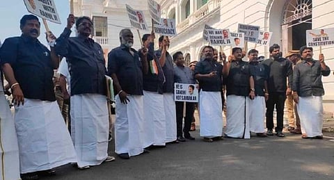 ராகுல் தகுதி நீக்கத்திற்கு எதிர்ப்பு | கறுப்புச் சட்டையுடன் வந்த காங்., எம்எல்ஏ.,க்கள்; பதாகைகளுக்கு சபாநாயகர் அனுமதி மறுப்பு