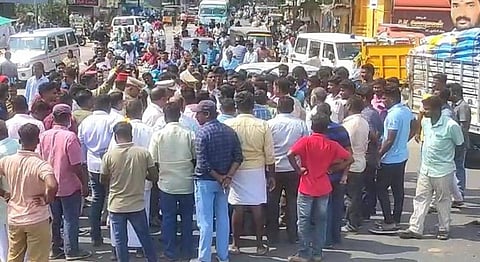 புதுச்சேரியில் நாட்டு வெடிகுண்டு வீசி உள்துறை அமைச்சரின் உறவினர் கொலை - பாஜகவினர் மறியலால் பதற்றம்