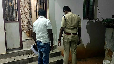 மதுரை அருகே கறிக்கடை வியாபாரி வீட்டில் பாட்டில் குண்டு வீசியதாக சிறுவன் உட்பட 3 பேர் கைது