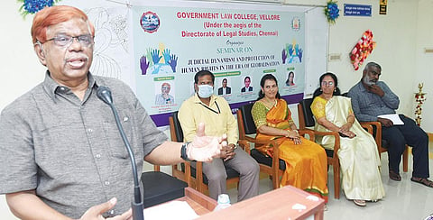 வேலூர் அரசு சட்டக் கல்லூரியில் நடைபெற்ற கருத்தரங்கில் கலந்து கொண்டு பேசும் உயர் நீதிமன்ற முன்னாள் நீதிபதி கே.சந்துரு. அருகில், கல்லூரி முதல்வர் முனைவர் ஜி.ஜெயகெளரி உள்ளிட்டோர். படம்: வி.எம்.மணிநாதன்.