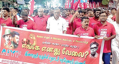 விருதுநகரில் நடைபெற்ற பேரணியில் பங்கேற்ற இந்திய கம்யூனிஸ்ட் கட்சியின் மாநிலச் செயலாளர் முத்தரசன் உள்ளிட்டோர்.