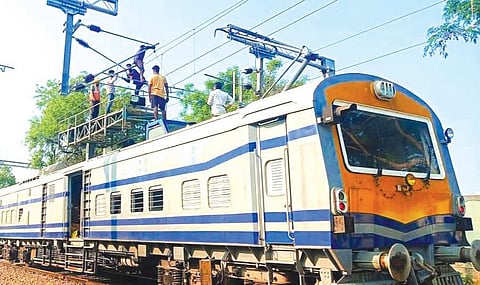 விருதுநகர் - செங்கோட்டை இடையே அகல ரயில் பாதையில் நாளை மின்சார ரயில் சோதனை ஓட்டம் நடைபெறுவதையொட்டி ராஜபாளையம் ரயில் நிலை யத்தில் மின்சார இன்ஜின் வைத்து நடந்து வரும் இறுதிக்கட்ட ஆய்வுப்பணி.
