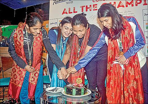 உத்தரபிரதேச மாநிலம் காஸியாபாத்தில் நேற்று நடைபெற்ற பத்திரிகையாளர்கள் சந்திப்பின் போது கேக் வெட்டிய குத்துச்சண்டை உலக சாம்பியன்கள் நீது கங்காஸ், சவீட்டி பூரா, லோவ்லினா போர்கோஹெய்ன், நிகத் ஜரீன். படம்: பிடிஐ