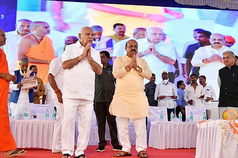 எடியூரப்பா வீட்டின் மீது கல் வீசி தாக்குதல் - ஷிகாரிபுராவில் 144 தடை உத்தரவு அமல்