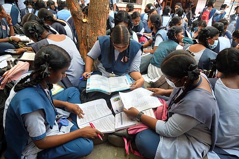 கட்டாயக் கல்வி உரிமை சட்டத்தை நிறைவேற்றும் பொறுப்பும் மாநில அரசுகளையே சார்ந்தது: மத்திய அரசு