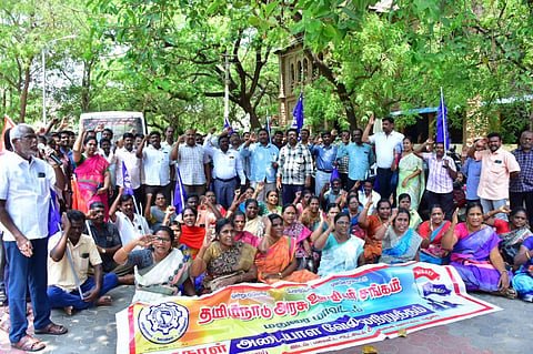 மதுரையில் இன்று மாவட்ட ஆட்சியர் அலுவலகத்தில் தமிழ்நாடு அரசு ஊழியர் சங்கம் சார்பில் ஒருநாள் அடையாள வேலைநிறுத்தப் போராட்ட, பேரணி நடைபெற்றது. | படம்: எஸ்.கிருஷ்ணமூர்த்தி.