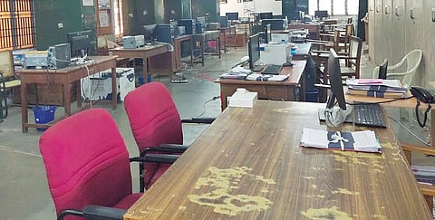 அரசு ஊழியர்கள் வேலை நிறுத்த போராட்டம் எதிரொலியாக, திருவண் ணாமலை ஆட்சியர் அலுவலகம் நேற்று வெறிச்சோடியது.