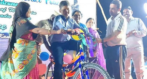 நாகர்கோவில் | டிஜிபி சைலேந்திரபாபுவின் உத்வேகமான பேச்சால் பப்ஜி விளையாட்டை கைவிட்ட சிறுவனுக்கு சைக்கிள் பரிசு