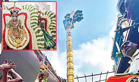 சென்னை மயிலாப்பூர் கபாலீஸ்வரர் கோயில் பங்குனி பெருவிழா நேற்று கொடியேற்றத்துடன் தொடங்கியது. வேத மந்திரங்கள் முழங்க, கோயிலின் தங்க கொடிமரத்தில் கொடியேற்றப்பட்டு, தீபாராதனை காட்டப்படுகிறது. (உள்படம்) விழாவையொட்டி, சிறப்பு அலங்காரத்தில் அருள்பாலித்த கபாலீஸ்வரர் - கற்பகாம்பாள். | படங்கள்: பு.க.பிரவீன் |
