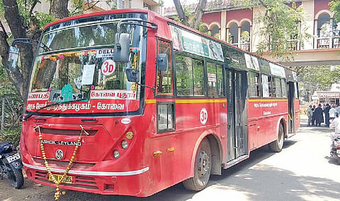 ஜப்தி செய்யப்பட்டு கோவை ஒருங்கிணைந்த நீதிமன்ற வளாகத்தில் நேற்று நிறுத்தி வைக்கப்பட்டிருந்த அரசு சொகுசுப் பேருந்து. படம்:க.சக்திவேல்