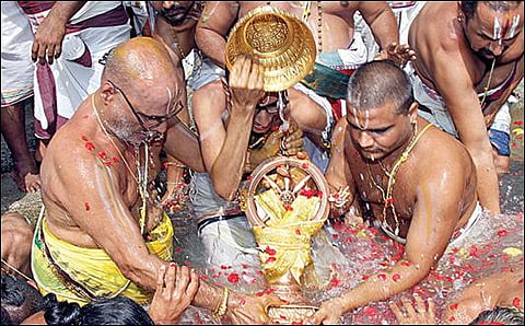 திருப்பதி கோதண்டராமர் கோயிலின் கபில தீர்த்தத்தில் நேற்று சக்கர ஸ்நான நிகழ்ச்சி நடைபெற்றது.