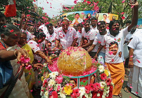 பொதுச்செயலாளராக பழனிசாமி தேர்வு - அதிமுக தொண்டர்கள் கொண்டாட்டம்
