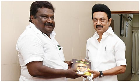 முதல்வரிடம் வாழ்த்துப் பெற்ற அமைச்சர் சிவசங்கர்