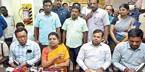 வேலூர் காகிதப்பட்டரை பகுதியில் உள்ள அரசினர் பாதுகாப்பு இல்லத்தில் இருந்து 6 சிறார்கள் தப்பித்து சென்றது தொடர்பாக மாவட்ட ஆட்சியர் அலுவலகத்தில் நேற்று செய்தியாளர்களை சந்தித்த சமூக நலன் மற்றும் மகளிர் உரிமை துறை அமைச்சர் கீதா ஜீவன்.படம்: வி.எம்.மணிநாதன்.