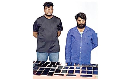 நூதன முறையில் செல்போன் பறிப்பில் ஈடுபட்டு வந்ததாக கைதான பாபு, திருட்டு செல் போன்களை வாங்கி விற்பனை செய்துவந்த ஆனந்த்.