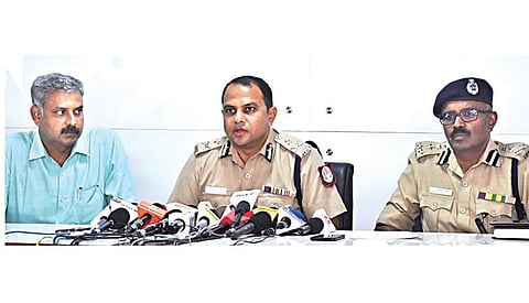 மது போதையில் வாகனம் ஓட்டும் ஓட்டுநர் மீது வழக்கு பதிந்து அபராதம் விதிக்கப்படுகிறது. அப்படி, அவர் தான் மது அருந்தவில்லை என போலீஸாரிடம் முறையிட்டால் அதை நிரூபிக்க மேலும் 3 வாய்ப்புகளை போக்குவரத்து போலீஸார் வழங்கி உள்ளனர். இது தொடர்பான அறிவிப்பை வெளியிட்ட போக்குவரத்து காவல் கூடுதல் ஆணையர் கபில் குமார் சி.சரத்கர், இணை ஆணையர் மயில்வாகனன்.