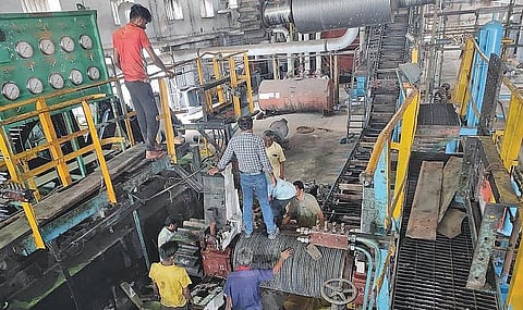உடுமலை | சர்க்கரை ஆலையில் இயந்திரங்கள் பழுது நீக்கும் பணி தீவிரம்: ஏப்.21 முதல் கரும்பு அரவை நடைபெறும் என தகவல்