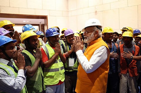 கட்டுமான தொழிலாளர்களுடன் பிரதமர் நரேந்திர மோடி
