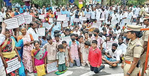 பழங்குடியின ஜாதி சான்றிதழ் வழங்கக்கோரி, திருவண்ணாமலை கோட்டாட்சியர் அலுவலகத்தை மண்டியிட்டு முற்றுகை போராட்டத்தில் ஈடுபட்ட பள்ளி மாணவர்கள். படம்: இரா.தினேஷ்குமார்.