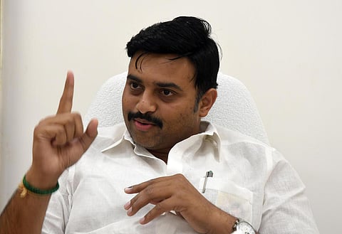 அதிமுக ஆட்சியில் டான் டீ நிறுவனத்துக்கு சொந்தமான 1,907 ஹெக்டேர் நிலம் வனத்துறைக்கு மாற்றம்: அமைச்சர் மதிவேந்தன் தகவல்