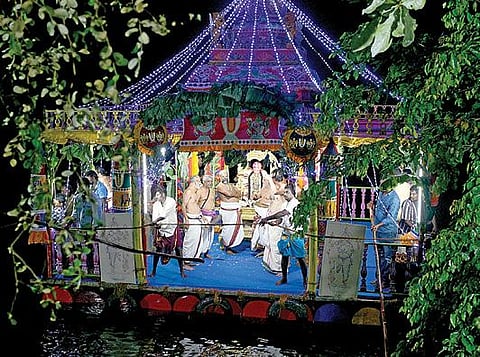 மயிலாப்பூர் ஸ்ரீநிவாச பெருமாளுக்கு மடிப்பாக்கம் கார்த்திகேயபுரம் ஏரியில் நடைபெற்ற தெப்ப உற்சவத்தில் பெருமாள் ஸ்ரீதேவி, பூதேவியுடன் எழுந்தருளி பக்தர்களுக்கு அருள்பாலித்தார். படங்கள்: எம்.முத்துகணேஷ்
