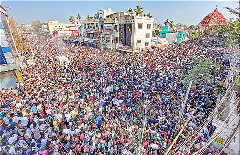 திருவாரூர் தியாகராஜர் சுவாமி கோயிலில் ஆழித்தேரோட்டம் நேற்று கோலாகலமாக நடைபெற்றது. பல்லாயிரக்கணக்கான பக்தர்கள் மத்தியில் அசைந்தாடி வரும் தேர். படம்: ஆர்.வெங்கடேஷ்