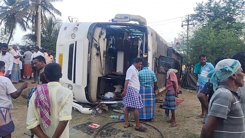 தஞ்சை | சுற்றுலா பேருந்து கவிழ்ந்து விபத்து - இருவர் பலி, 40 பேர் காயம்