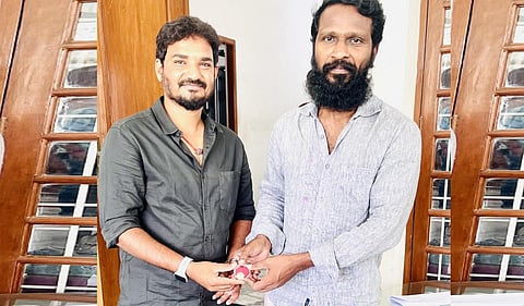 ‘விடுதலை’ படக்குழுவுக்கு தங்க நாணயம் பரிசளித்த வெற்றிமாறன்