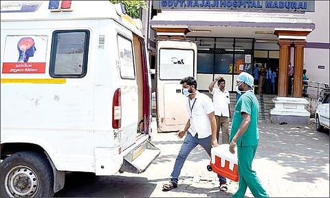மதுரையில் தானமாகப் பெற்ற பெண்ணின் உறுப்புகளை ஆம்புலன்ஸில் எடுத்துச் செல்லும் ஊழியர்கள். படம்: நா. தங்கரத்தினம்