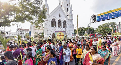 சென்னை சாந்தோம் தேவாலயத்தில், குருத்தோலை ஞாயிறு நேற்று கொண்டாடப்பட்டது. இதில், குருத்தோலைகளை கையில் ஏந்தியபடி பவனியாக சென்ற கிறிஸ்தவர்கள். படம்: பு.க.பிரவீன்