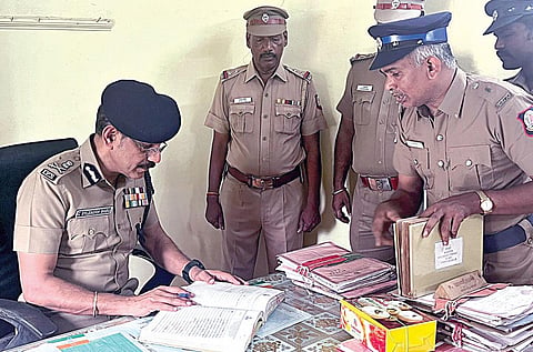 சென்னையில் உள்ள ஐசிஎப் காவல் நிலையத்தில் டிஜிபி சைலேந்திரபாபு நேற்று திடீர் ஆய்வு மேற்கொண்டார்.
