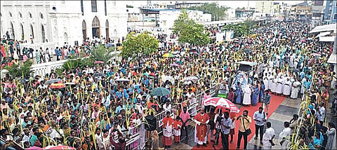 வேளாங்கண்ணி புனித ஆரோக்கிய அன்னை பேராலயத்தில் நேற்று நடைபெற்ற குருத்தோலை ஞாயிறு பவனியில் பங்கேற்ற கிறிஸ்தவர்கள்.
