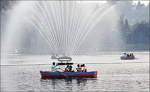 கொடைக்கானலில் சுற்றுலாப் பயணிகளை கவர்வதற்காக ஏரியில் அமைக்கப்பட்டுள்ள செயற்கை மிதவை நீரூற்று.