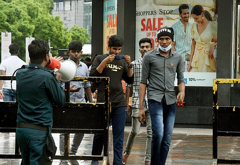 தியேட்டர், அரங்கங்களில் முகக் கவசம் அவசியம் - சுகாதாரத் துறை அறிவுறுத்தல்