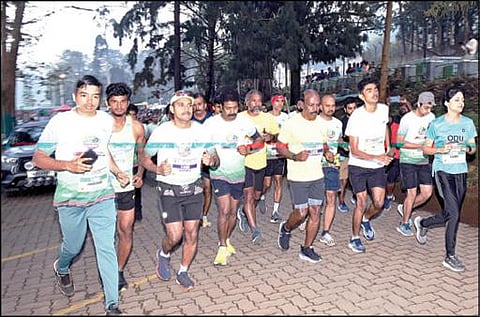 உதகை படகு இல்லத்தில் மாரத்தான் ஓட்டத்தை நேற்று தொடங்கிவைத்து பங்கேற்ற சுகாதாரத் துறை அமைச்சர் மா.சுப்பிரமணியன் உள்ளிட்டோர்.