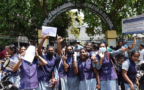 கோவையில் தேர்வு முடிந்த மகிழ்ச்சியில் வெளியே வந்த மாணவிகள் | படம்: ஜெ.மனோகரன்