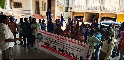 மதுரையில் இன்று தமிழ்நாடு வேளாண்மைத்துறை அமைச்சுப் பணியாளர் சங்கம் சார்பில் மதிய உணவு இடைவேளையின்போது மதுரை மாவட்ட வேளாண்மைத்துறை இணை இயக்குநர் அலுவலகம் முன்பு நடந்த ஆர்ப்பாட்டத்தில் பங்கேற்றோர்.