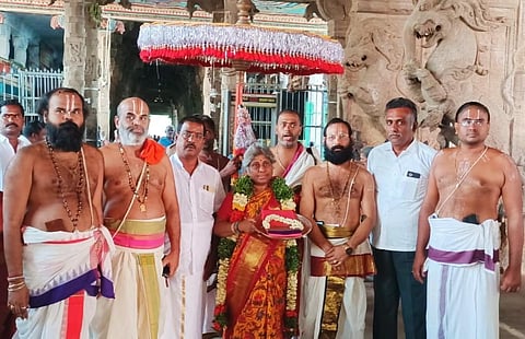 ஸ்ரீவில்லிபுத்தூர் ஆண்டாள் கோயில் அதிகாரிகளிடம் திருப்பதி ஸ்ரீநிவாச பெருமாள் உடுத்திய பட்டு வஸ்திரத்தை வழங்கிய தேவஸ்தான நிர்வாகிகள்.